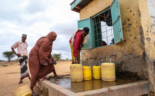 People in Kenya taking water from water kiosk