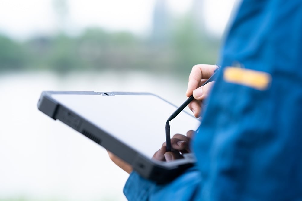 Techniker analysiert Messdaten auf einem Tablet